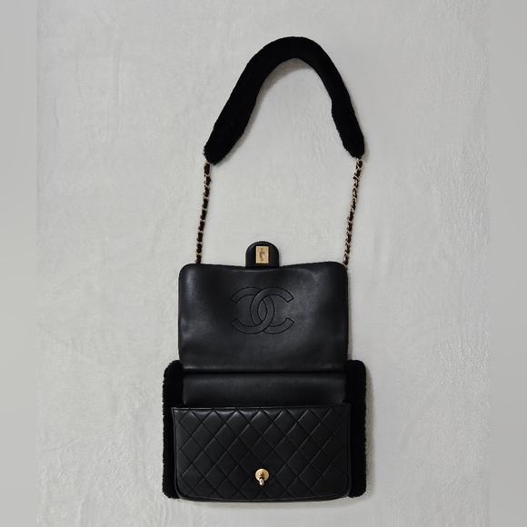 CHANEL Classic lambskin and shearling muff handbag quilted Handwarmer Chain bag - Picture 7 of 16